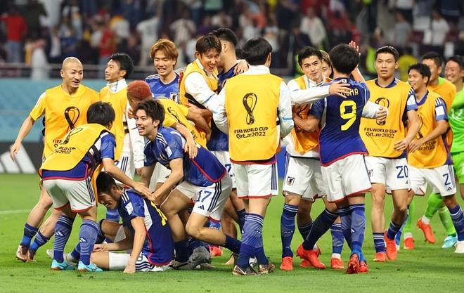 Uzi在加拿大队比赛中惊险取胜，逆转引发热议！的简单介绍