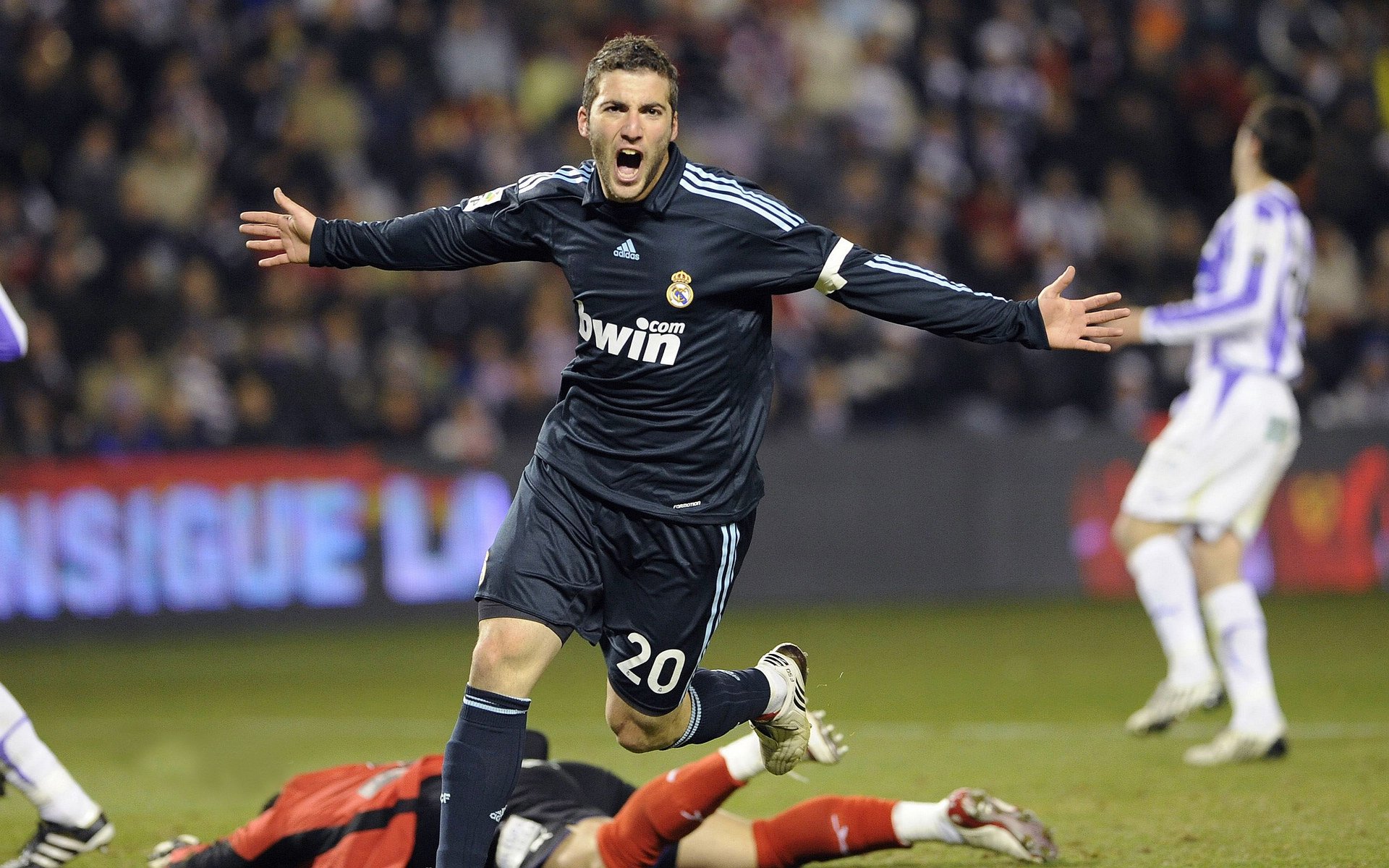 莱万多夫斯基迎来十赛季高光表现，切尔西球迷沸腾！